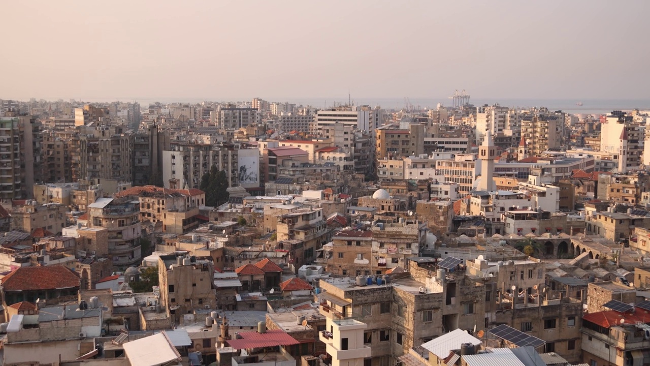黎波里，黎巴嫩北部，日落时鸟瞰古老的阿拉伯小镇和清真寺的绿色圆顶视频素材