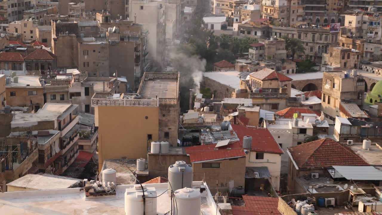 黎巴嫩北部黎波里，一座阿拉伯城市的老城区鸟瞰图，烟雾从城市中升起视频下载
