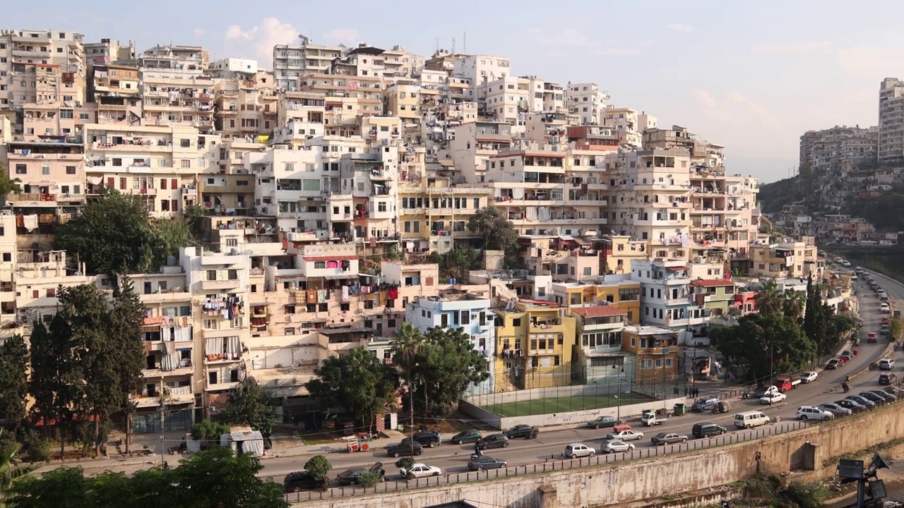 黎巴嫩北部的黎波里，山坡上的中东村庄，道路穿过山谷视频下载