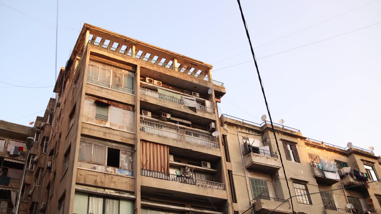 黎巴嫩北部黎波里，天空映衬下的中东公寓大楼视频下载