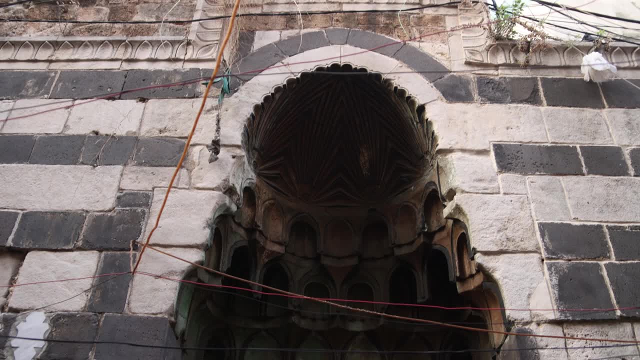 黎巴嫩北部的黎波里一座清真寺的阿拉伯拱门的黑白镜头视频下载