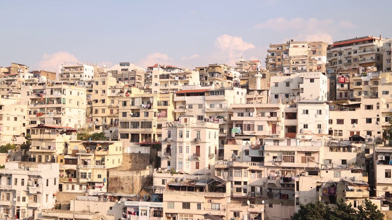 在黎巴嫩北部黎波里的一座小山上，中东房屋的平移镜头视频下载