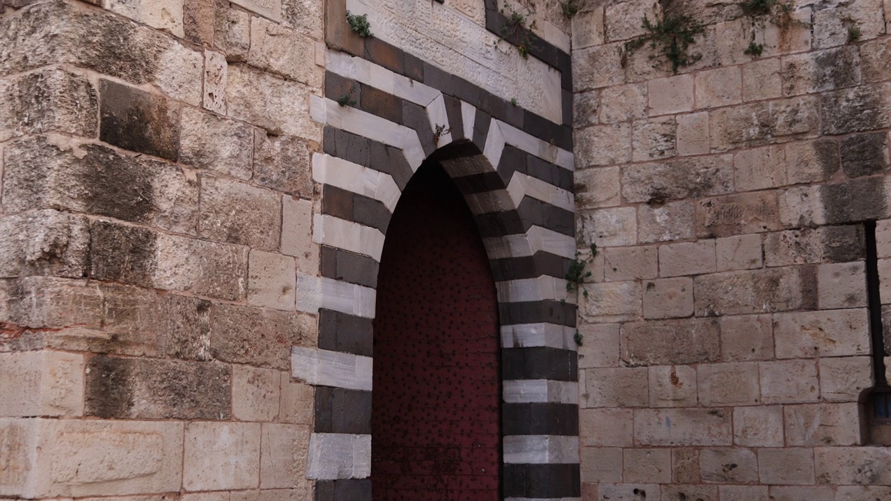 黎巴嫩北部黎波里一座古老传统城堡的黑白条纹拱门视频下载