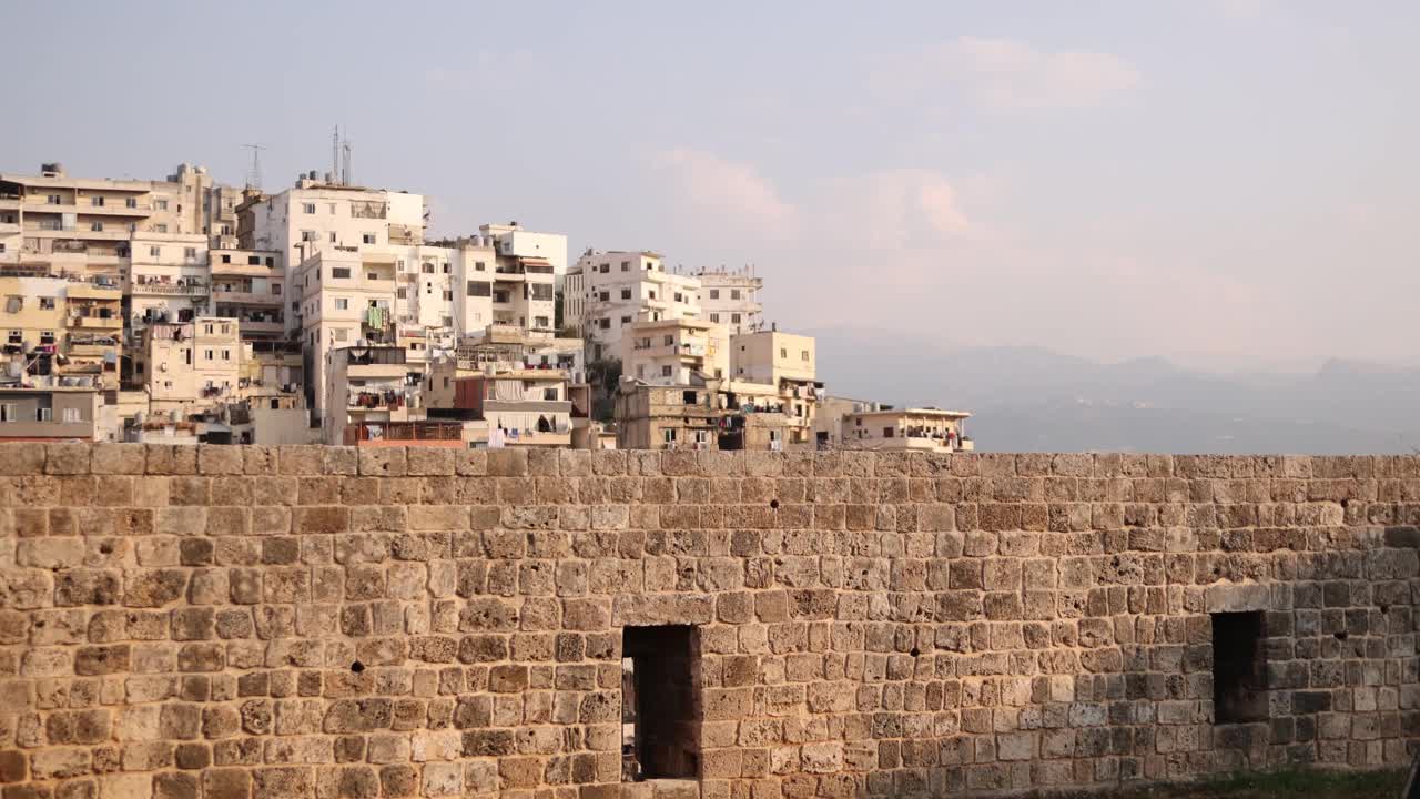 在黎巴嫩北部的的黎波里，一座古老的石头城墙外的老城和山脉视频下载
