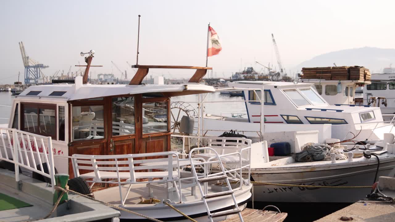 在黎巴嫩北部的的黎波里，一排排的船只和游艇在地中海港口挥舞着国旗视频下载