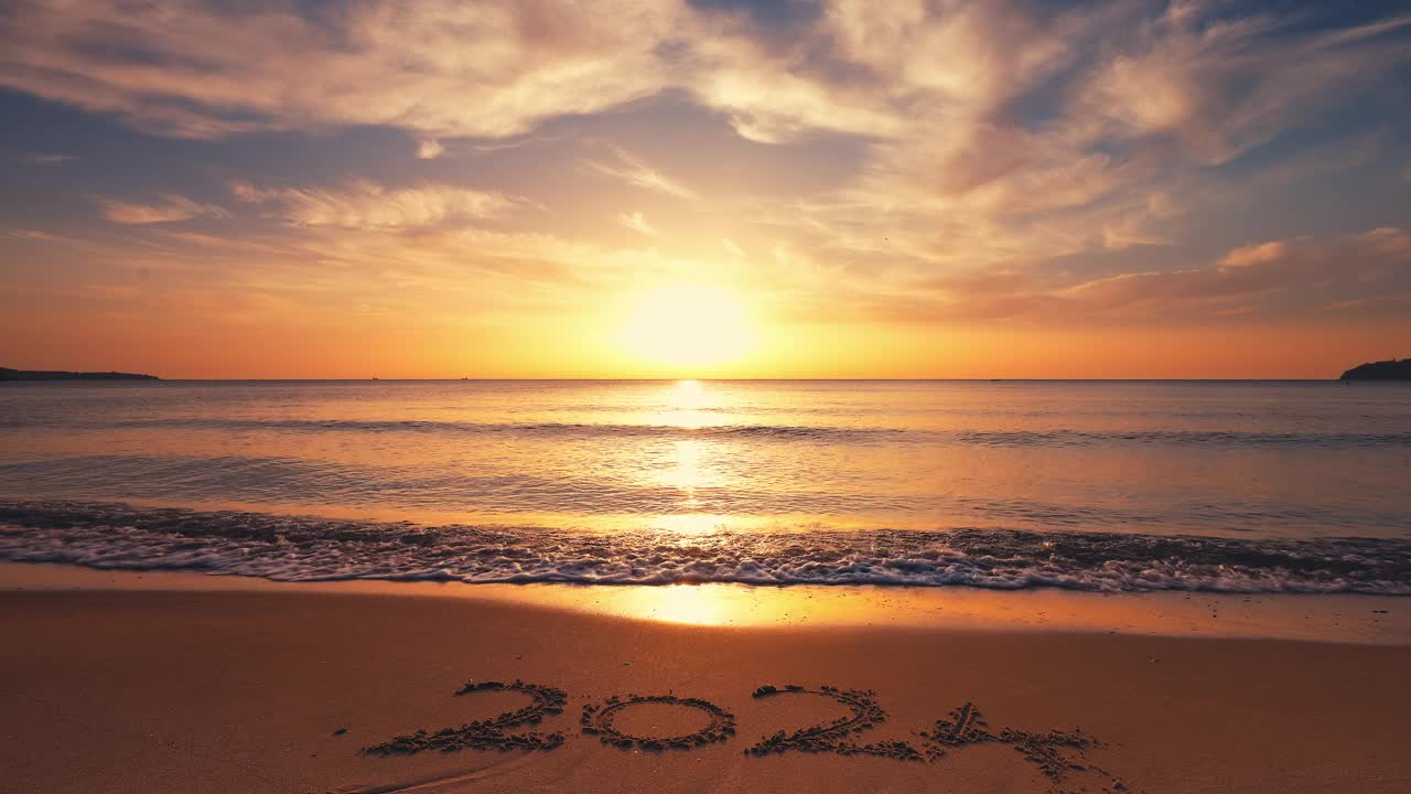 2024年，热带海滩上鼓舞人心的早晨和海平面上冉冉升起的太阳视频购买