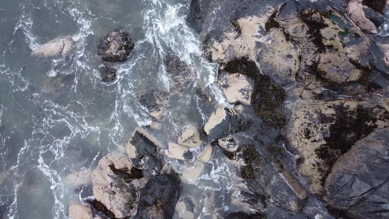 海和附近的岩石视频下载