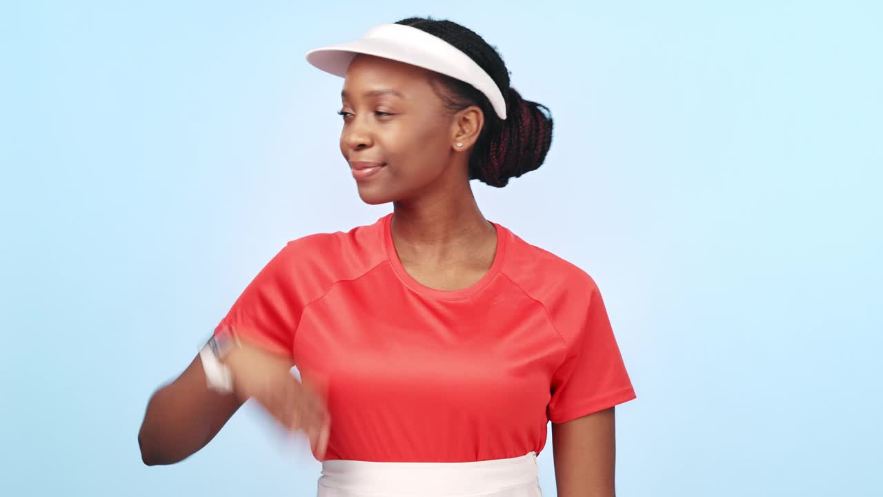 网球，快乐的黑人妇女和运动手势植入产品，比例平衡和模型空间。羽毛球运动员蓝色背景的对比选择，健身决策和工作室肖像视频下载