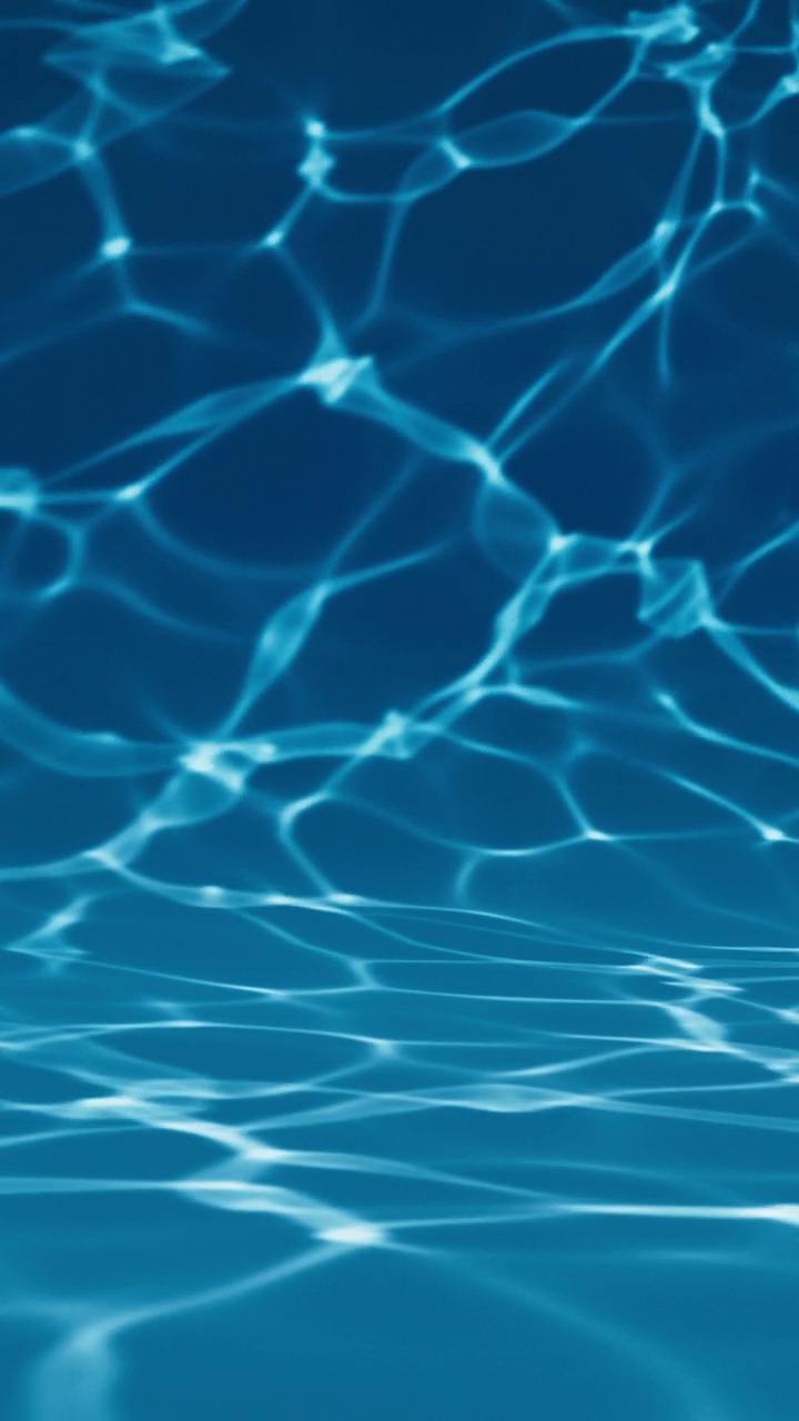 循环水下深蓝池与水的反射视频下载