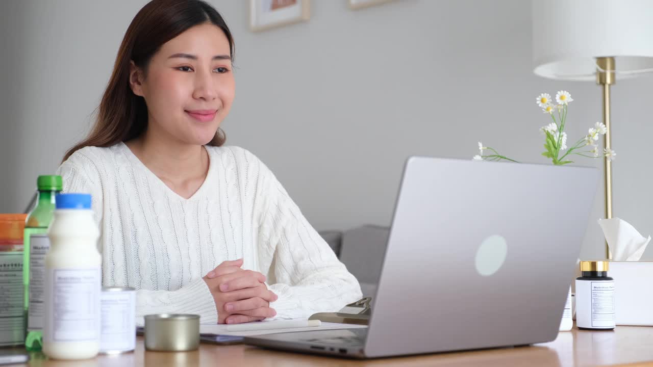 年轻的亚洲女性营养学家提供健康饮食建议，制作视频博客，直播流媒体视频下载