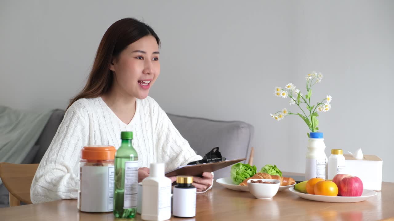 年轻的亚洲女性营养学家给她的客户关于营养的建议，以规划健康的饮食计划视频下载