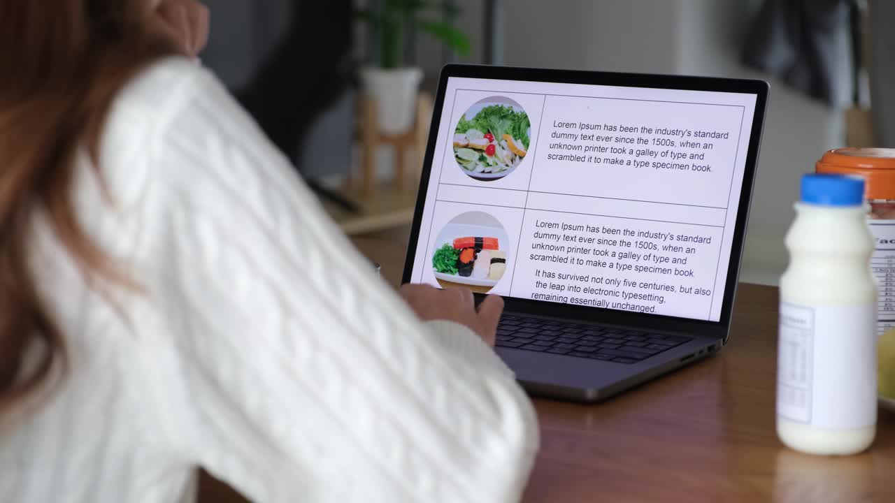 女营养师在笔记本电脑上阅读健康食品菜单的特写视频下载