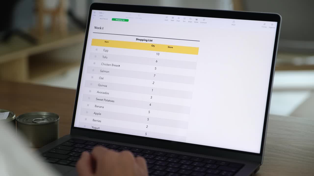 妇女手在笔记本电脑上做健康食品清单的特写视频下载