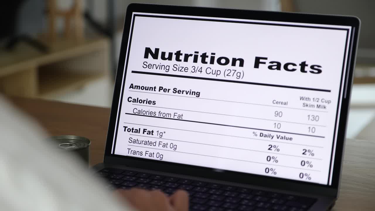 笔记本电脑在屏幕上显示营养事实的特写视频下载