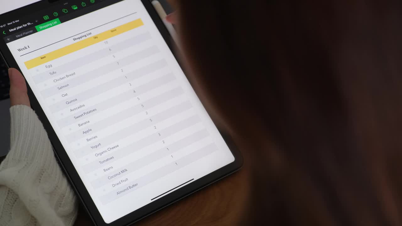 妇女手持数码平板电脑做健康食品检查清单的特写视频下载