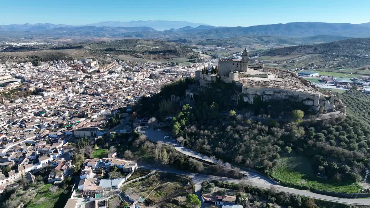 风景秀丽的白色村庄Alcala la Real附近格拉纳达与拉莫塔要塞视频下载