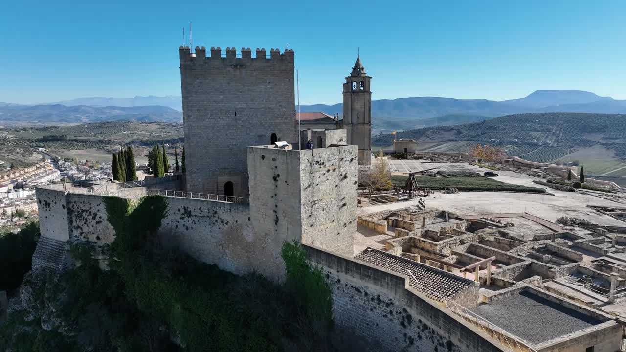 鸟瞰图的考古遗址和拉莫塔中世纪教堂在阿尔卡拉拉雷亚，哈恩视频下载