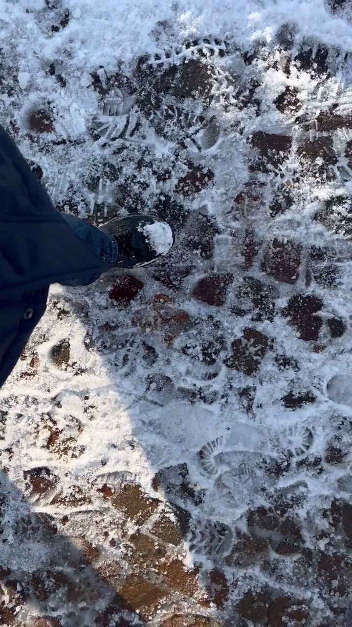 冬天走在被雪覆盖的小路上的情景视频下载