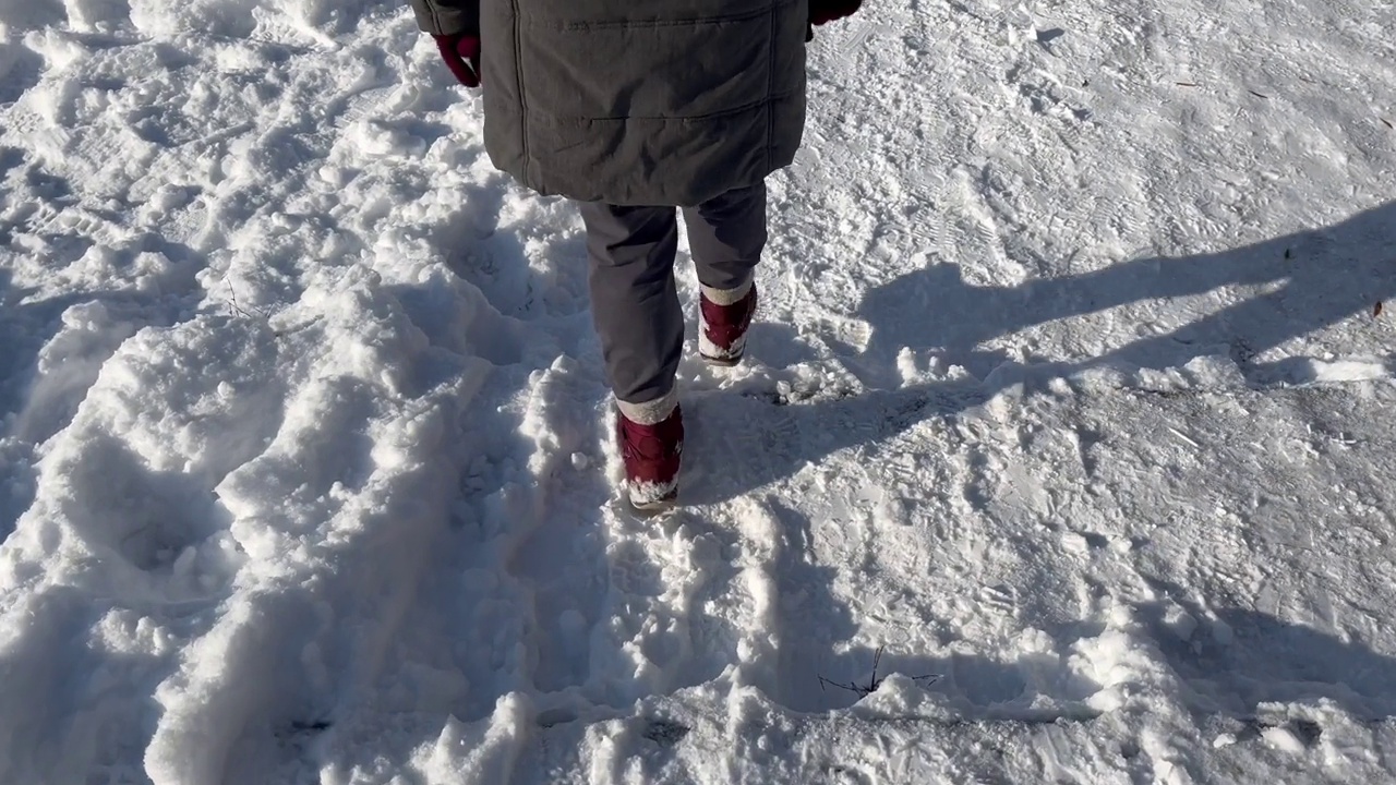 冬天走在被雪覆盖的小路上的情景视频下载