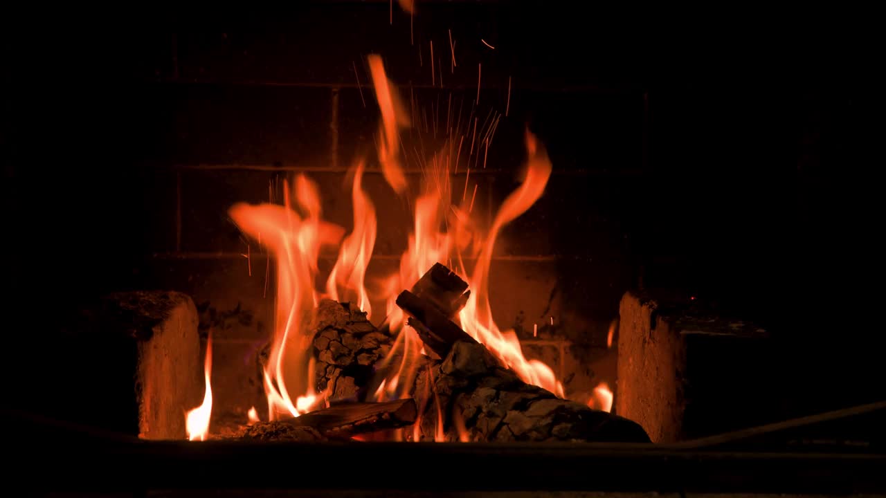 家庭壁炉与红色火焰和柴火。4K视频放松无尽的镜头视频下载
