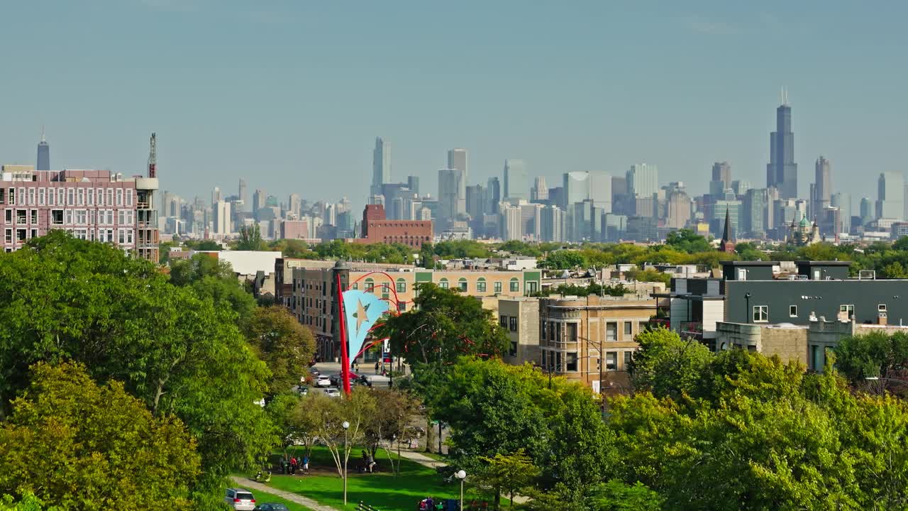 从洪堡公园上空鸟瞰芝加哥天际线视频下载