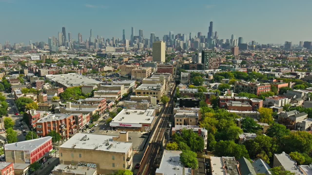 从柳条公园撤退的无人机拍摄的芝加哥天际线视频下载