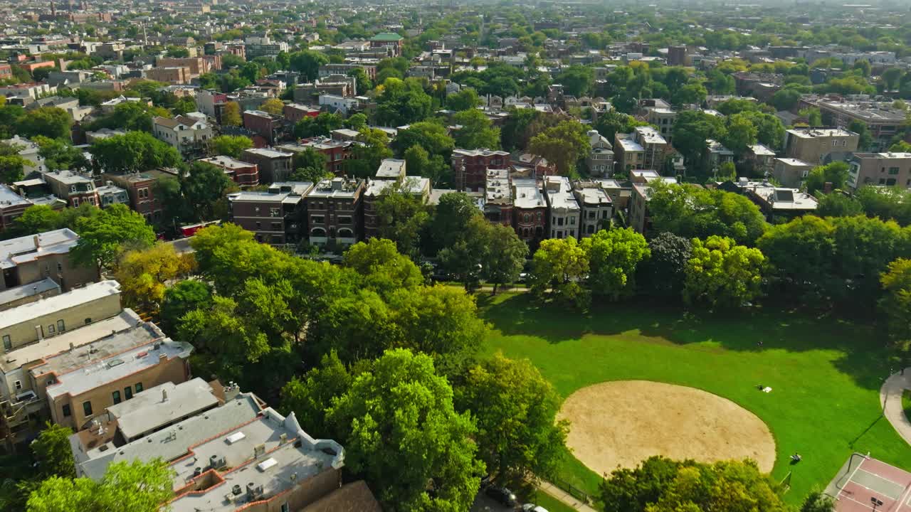 鸟眼无人机在芝加哥柳条公园的住宅楼上空飞行视频下载