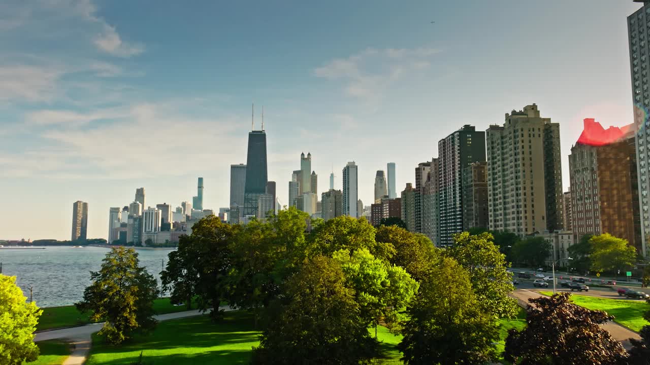 伊利诺斯州芝加哥市黄金海岸摩天大楼的空中拍摄视频下载