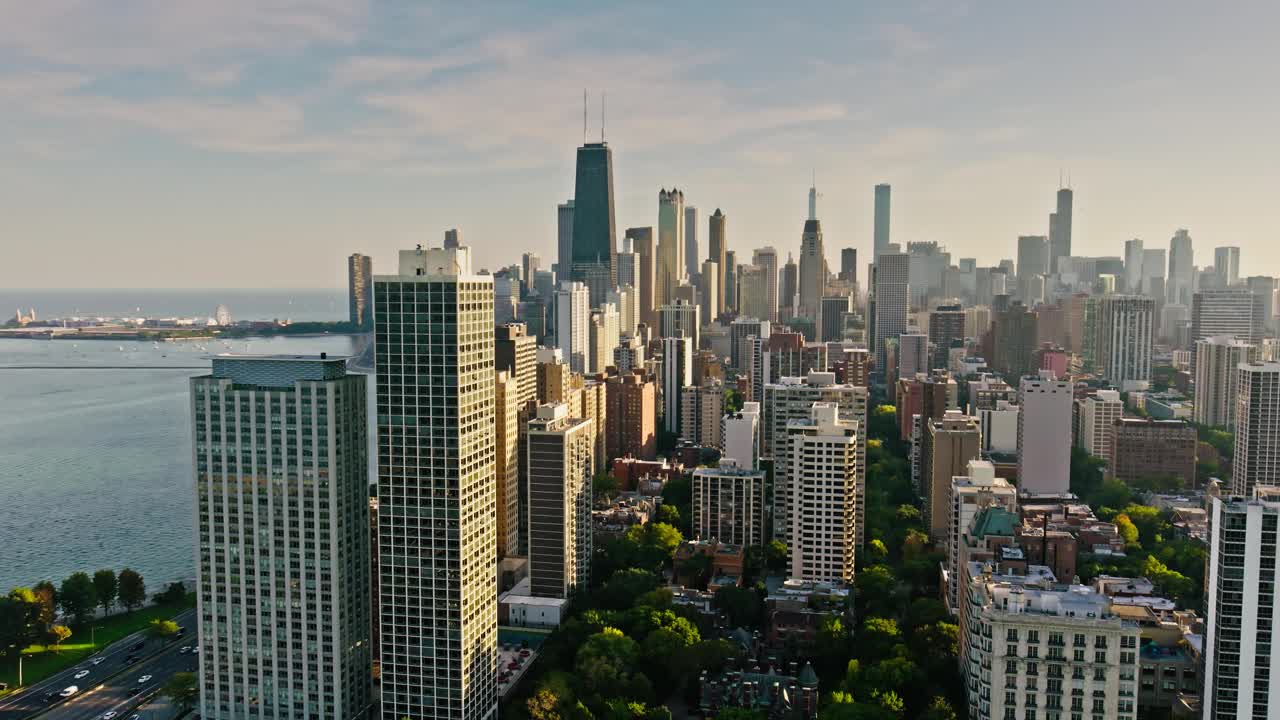 晴朗的一天，芝加哥黄金海岸的无人机左扫镜头视频下载