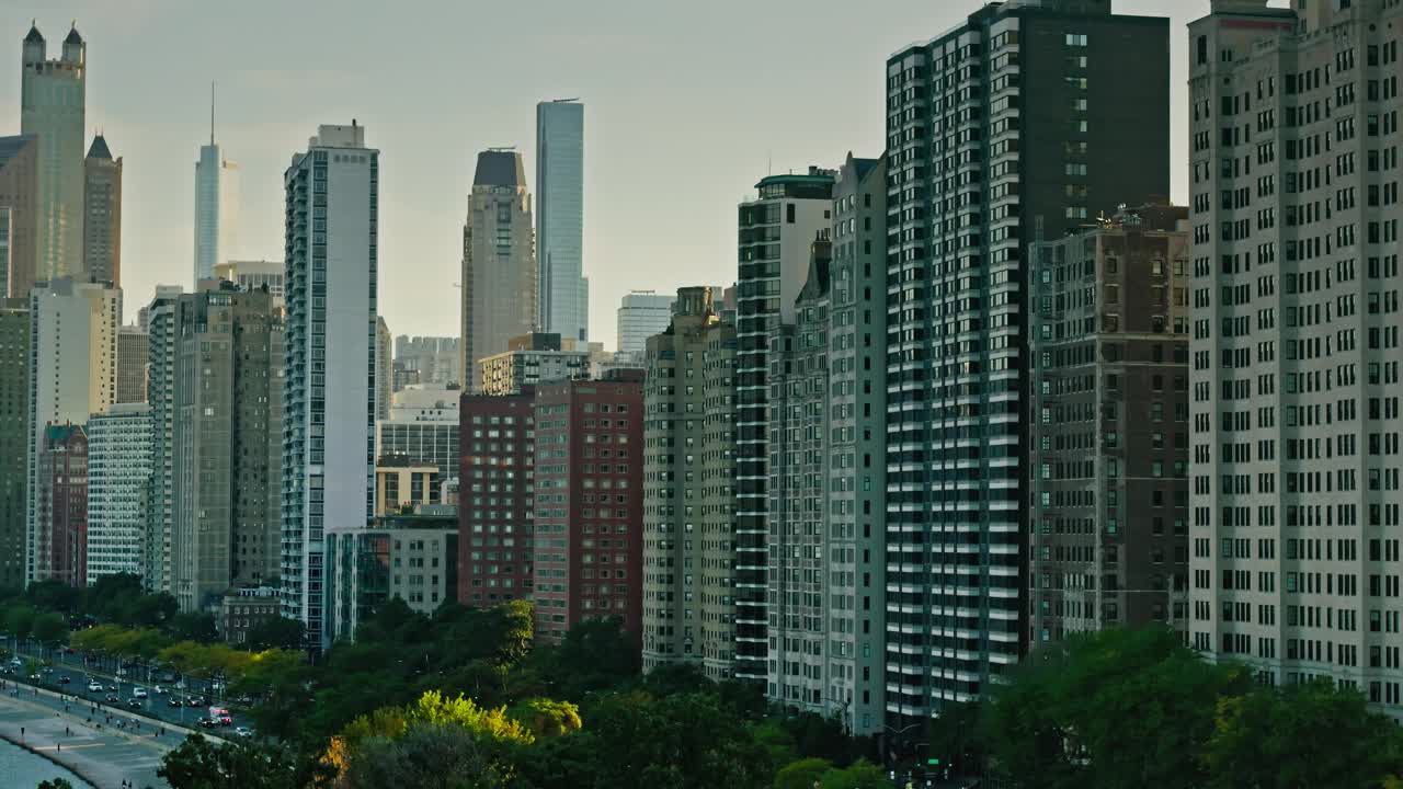 晴空万里，伊利诺伊州芝加哥的摩天大楼航拍图视频下载