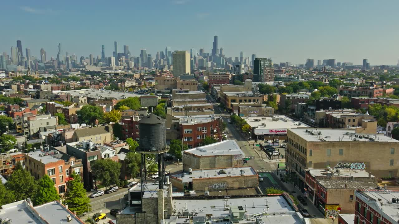 在晴朗的日子里，从柳条公园建立芝加哥环路天际线的航拍视频素材