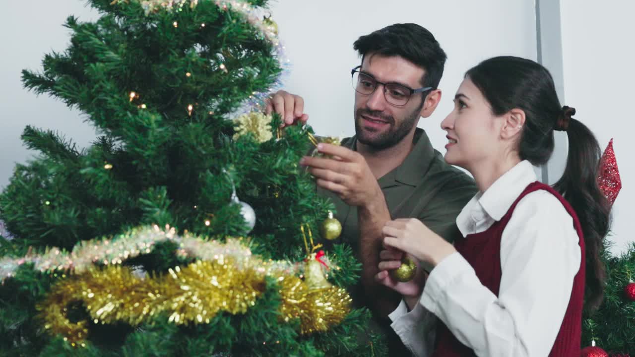 夫妇俩装饰圣诞树视频下载