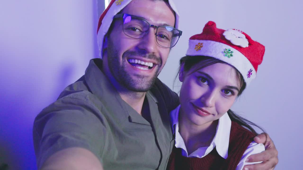 快乐的年轻夫妇在家里自拍庆祝圣诞节视频下载