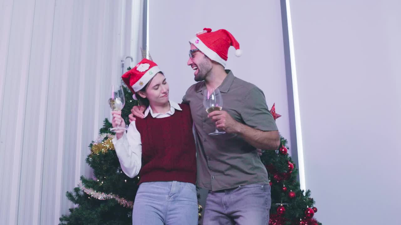 夫妇喝酒庆祝圣诞节视频下载