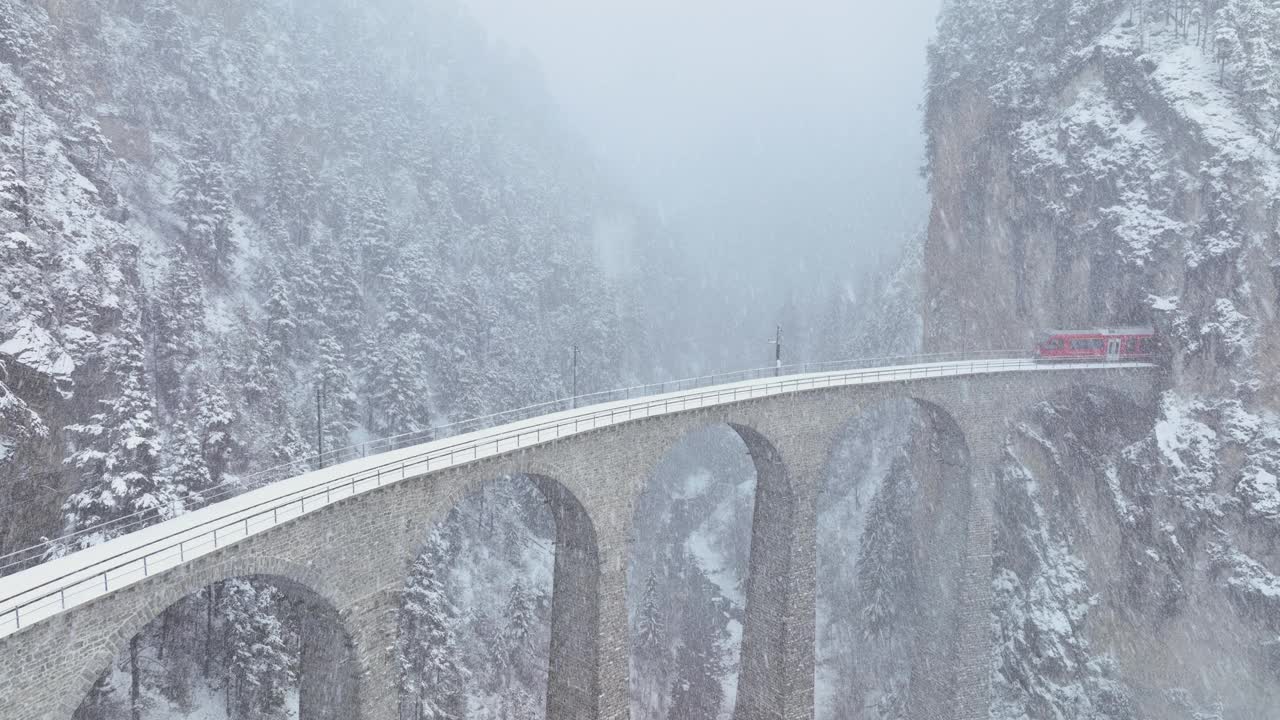 瑞士冰雪冬季的Landwasser高架桥与冰川和berina高速公路。视频下载