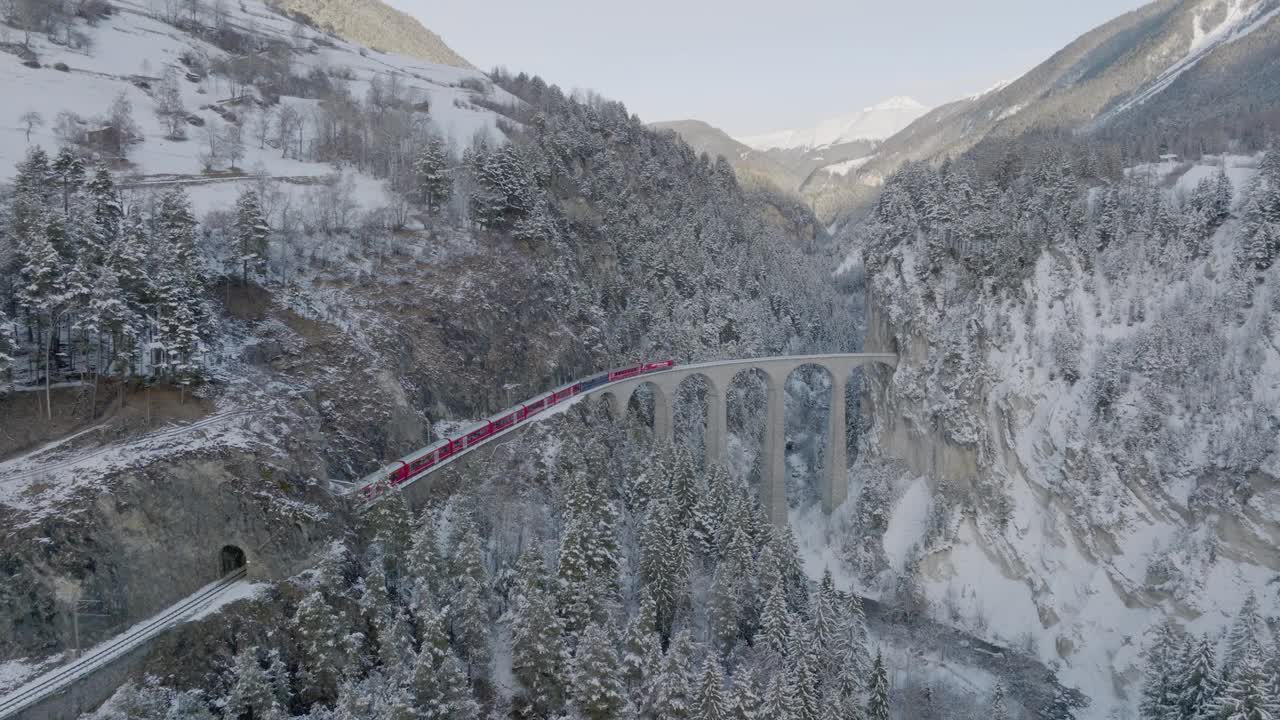 瑞士冰雪冬季的Landwasser高架桥与冰川和berina高速公路。视频素材
