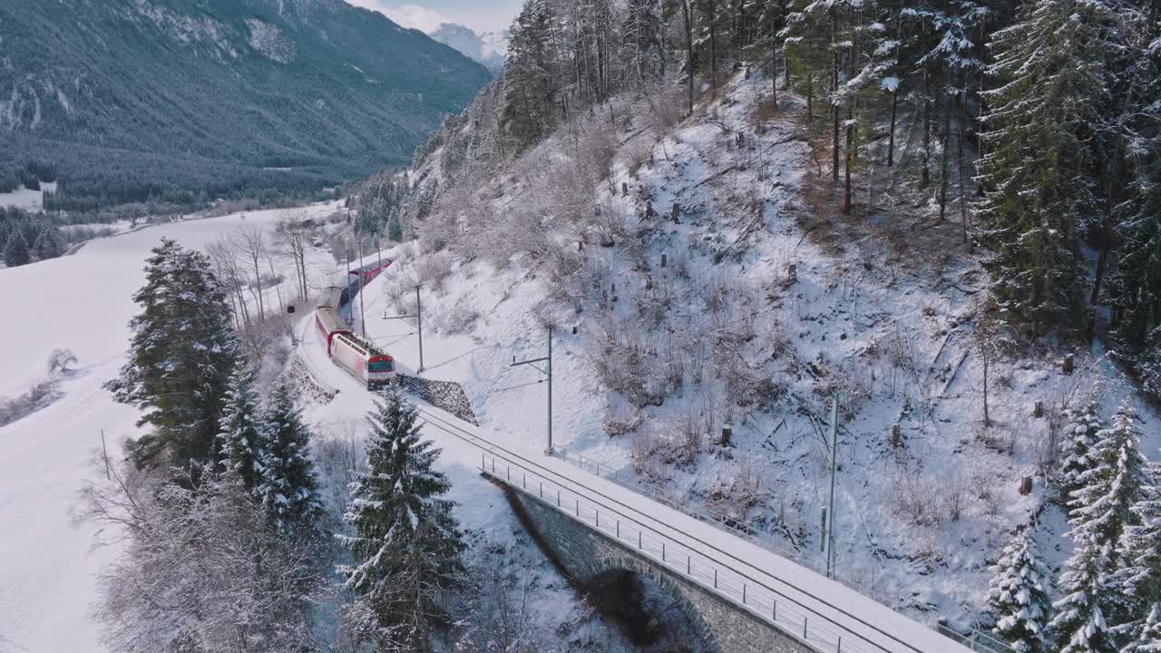 瑞士冰雪冬季的Landwasser高架桥与冰川和berina高速公路。视频素材
