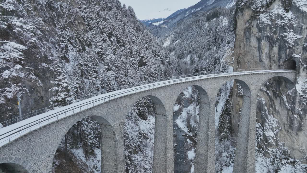 瑞士冬季的Landwasser高架桥冰川和Bernina高速铁路。视频下载