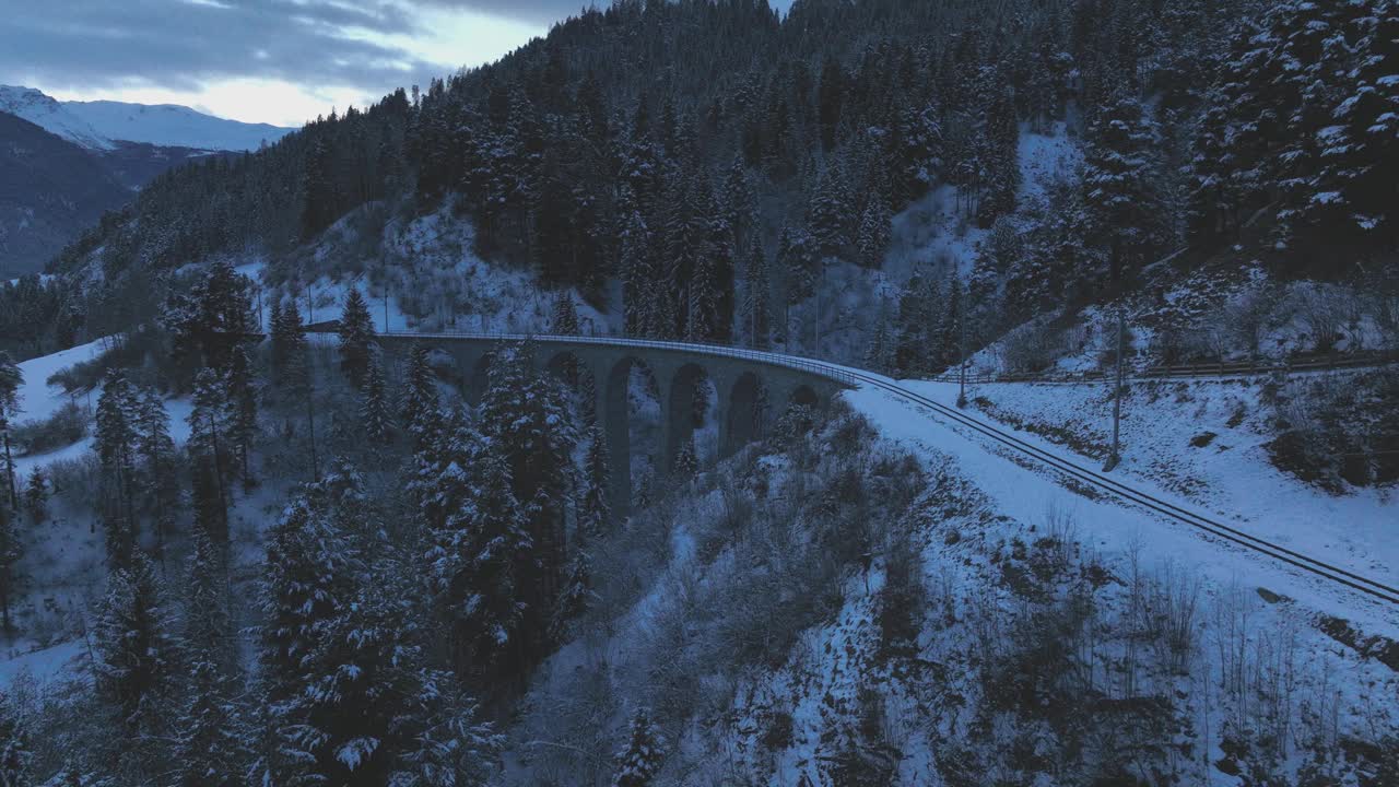 Landwasser高架桥冰川伯尔尼纳高速铁路在瑞士阿尔卑斯山冬季的夜晚视频下载