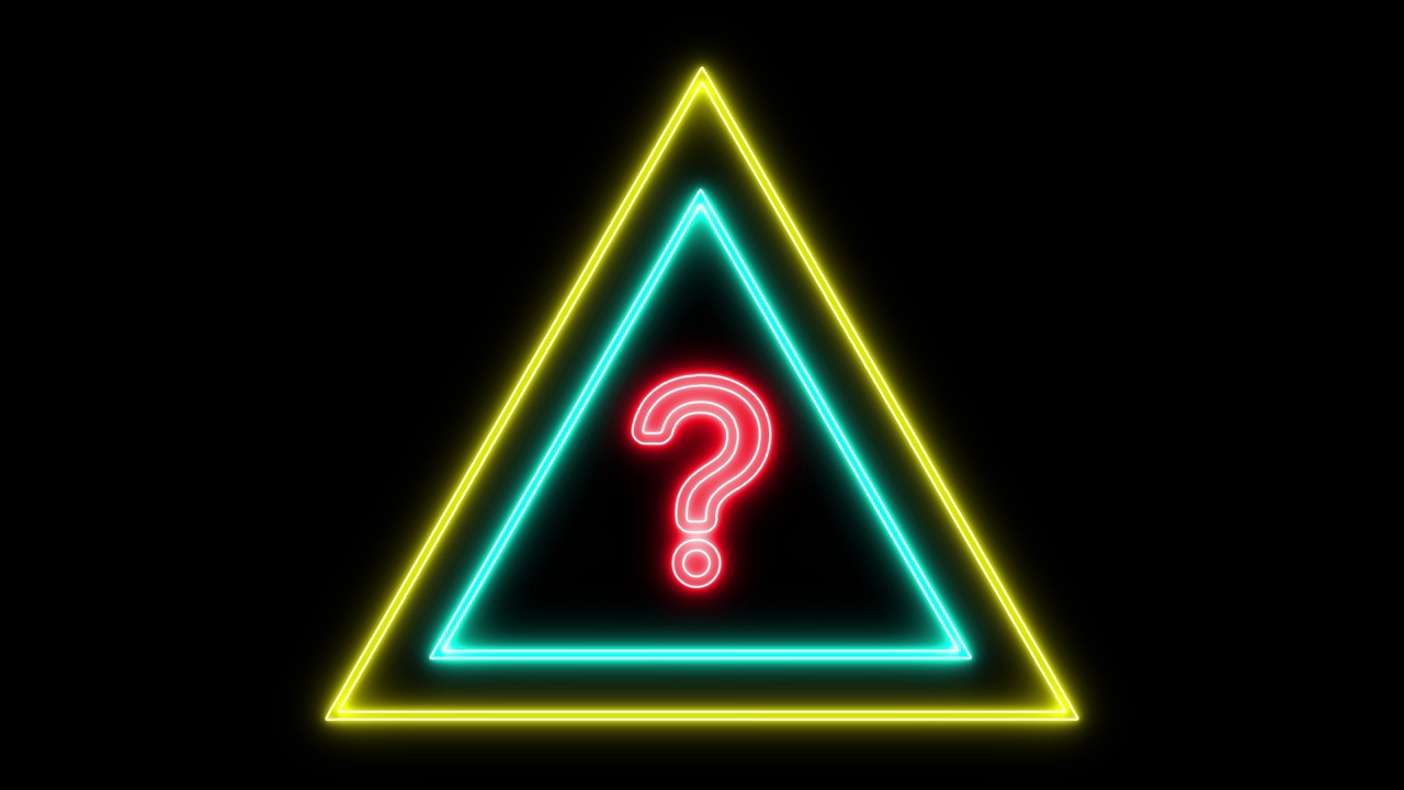 三角形霓虹灯在黑色背景上发光的动画图标。视频下载