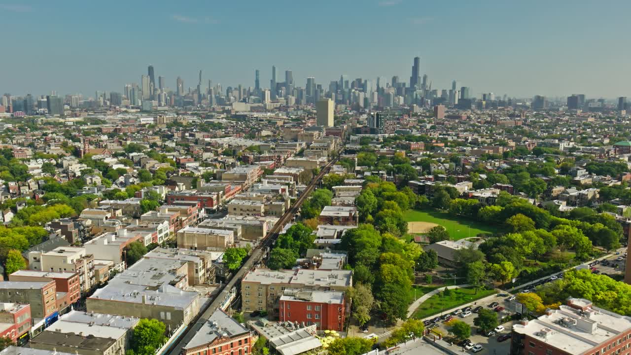 以色利前进党无人机镜头从柳条公园上空向芝加哥环线推进视频素材