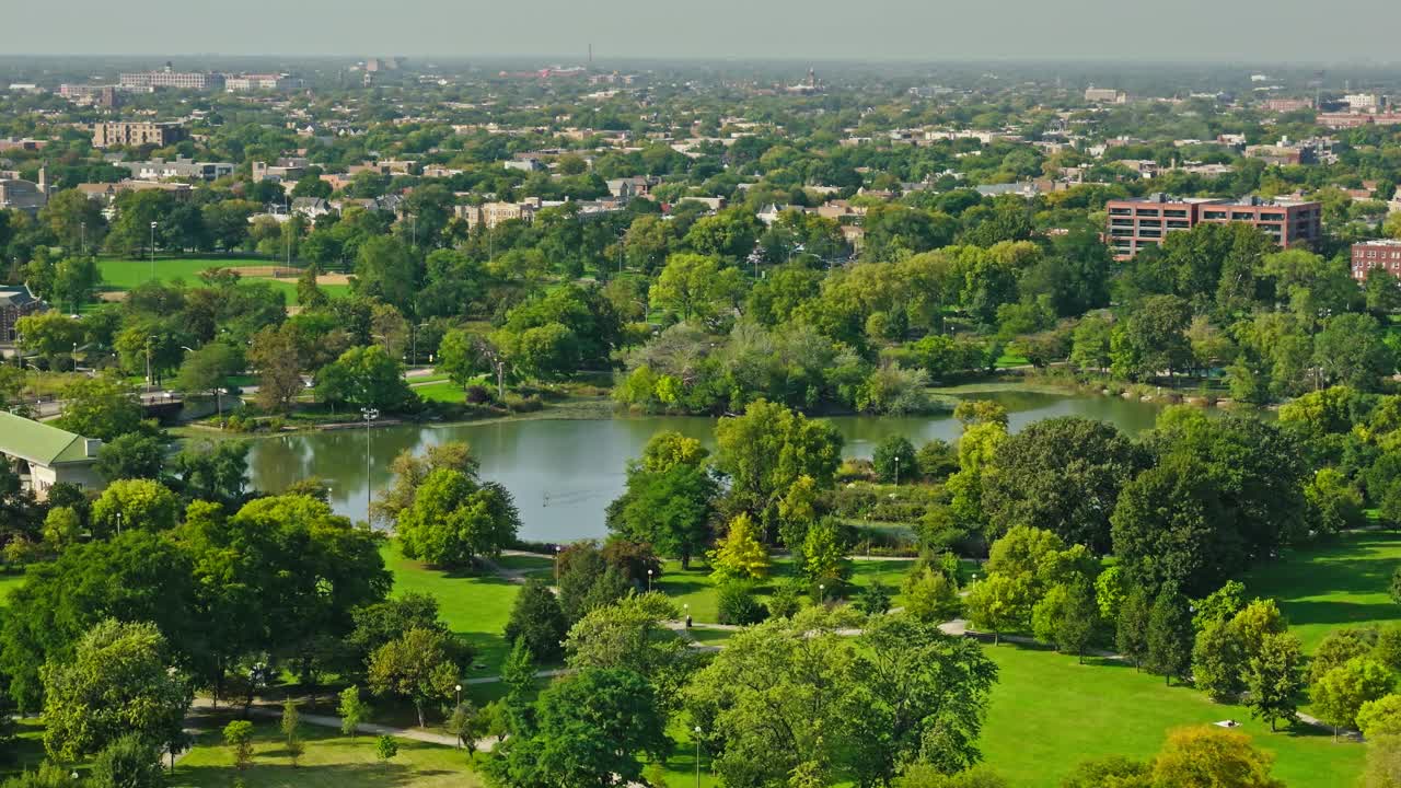 航拍的洪堡公园泻湖在芝加哥，伊利诺伊州视频下载