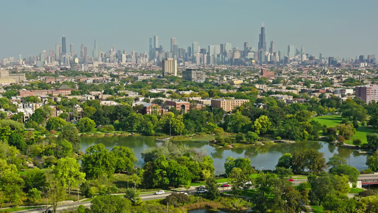 在晴朗的日子里，从洪堡公园锁定的芝加哥环线航拍视频下载