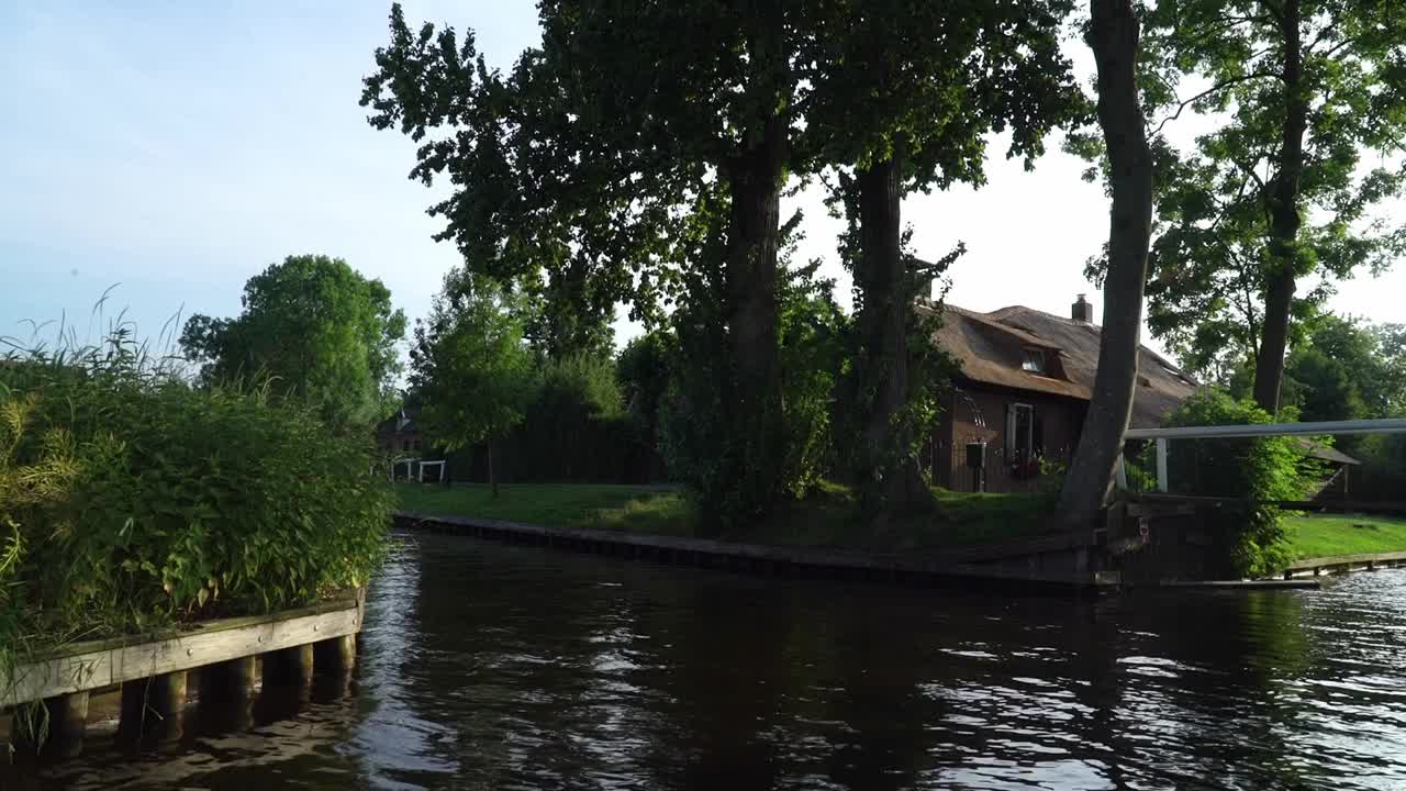 荷兰运河上的Giethoorn村。观点视频素材