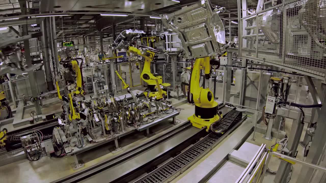 机器人生产线。自动化的机器。工业工厂。现代化的厂房。视频下载