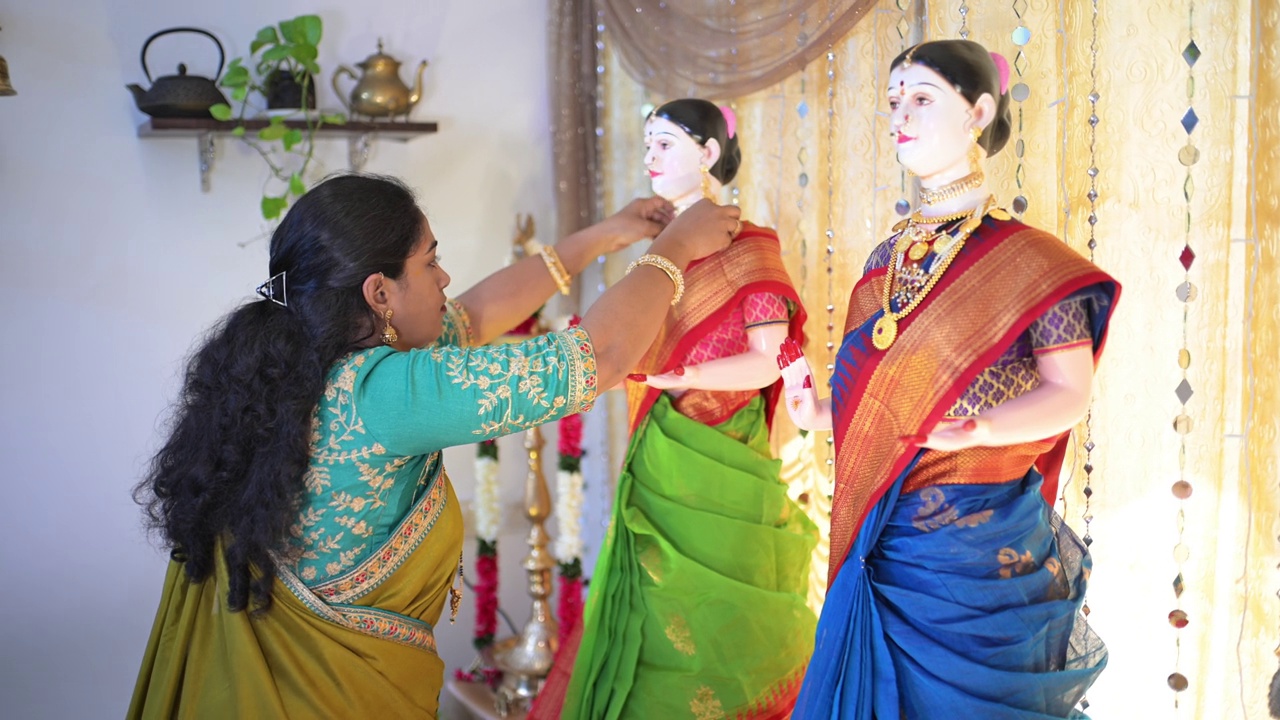 中年妇女在Ganpati节期间装饰Gauri偶像珠宝视频素材