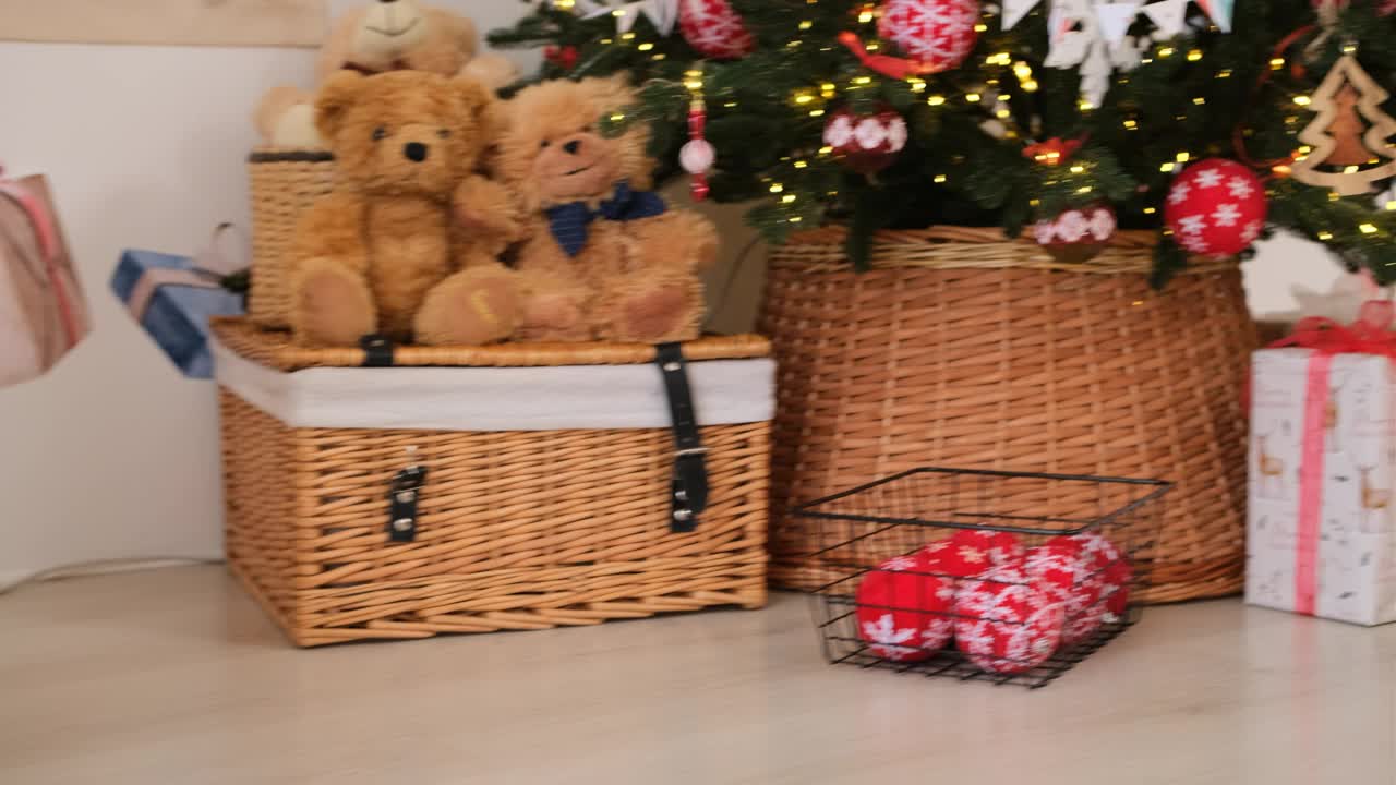 一棵美丽的圣诞树，下面装饰着玩具和礼物。视频购买