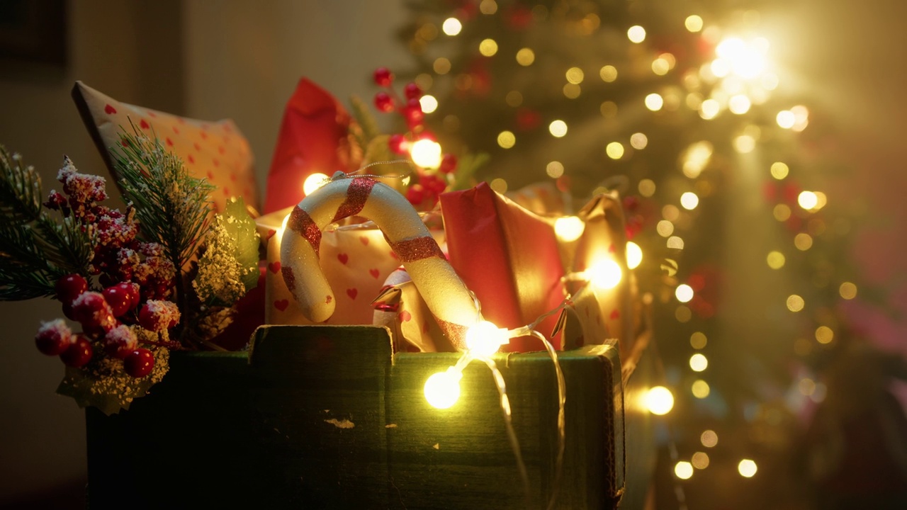 圣诞树下有一篮子礼物和圣诞装饰品视频购买