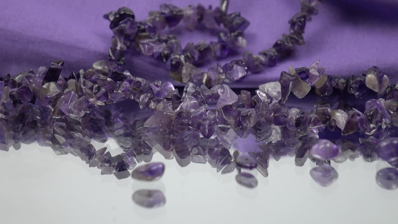 背景镜中紫水晶项链的倒影视频下载