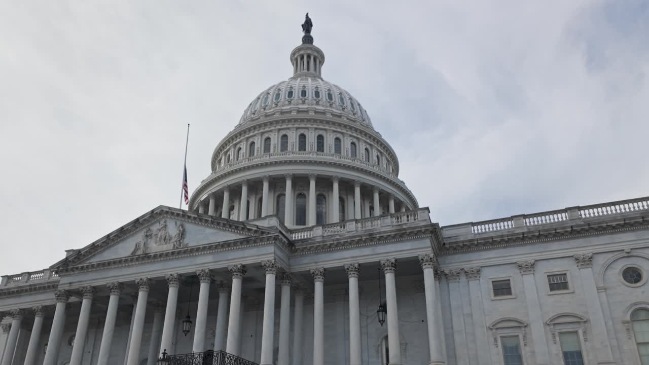 华盛顿特区的美国国会大厦东立面上有美国国旗视频素材